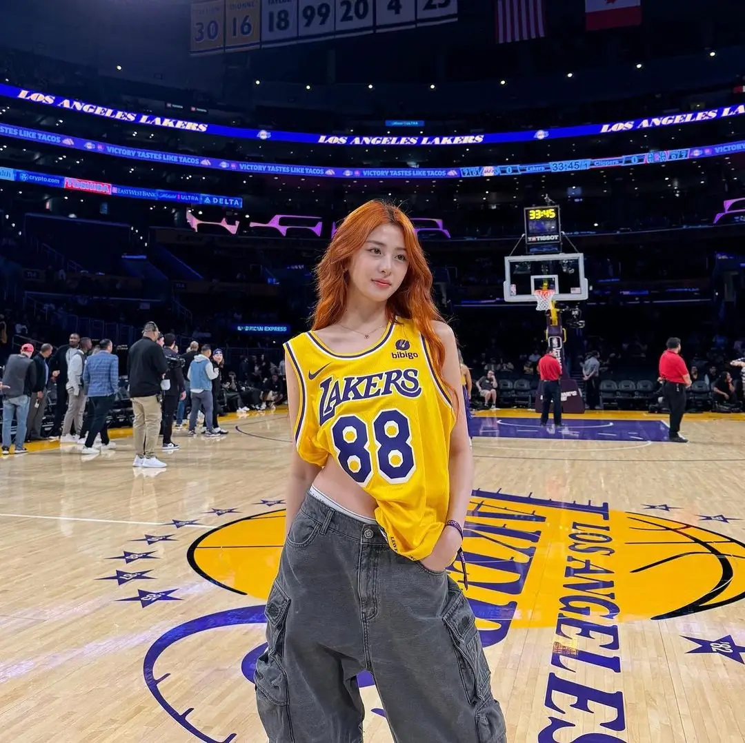 7 Inspirasi OOTD Stylish untuk Rambut Oranye ala Yunjin LE SSERAFIM