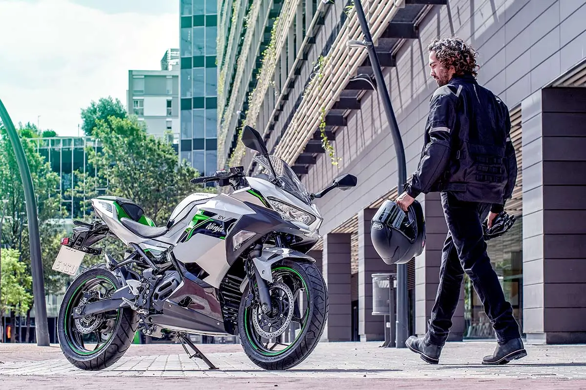 Kawasaki Rilis Motor Listrik Ninja e 1 dan Z e 1 di Indonesia  Harga Mulai Rp146 Jutaan 