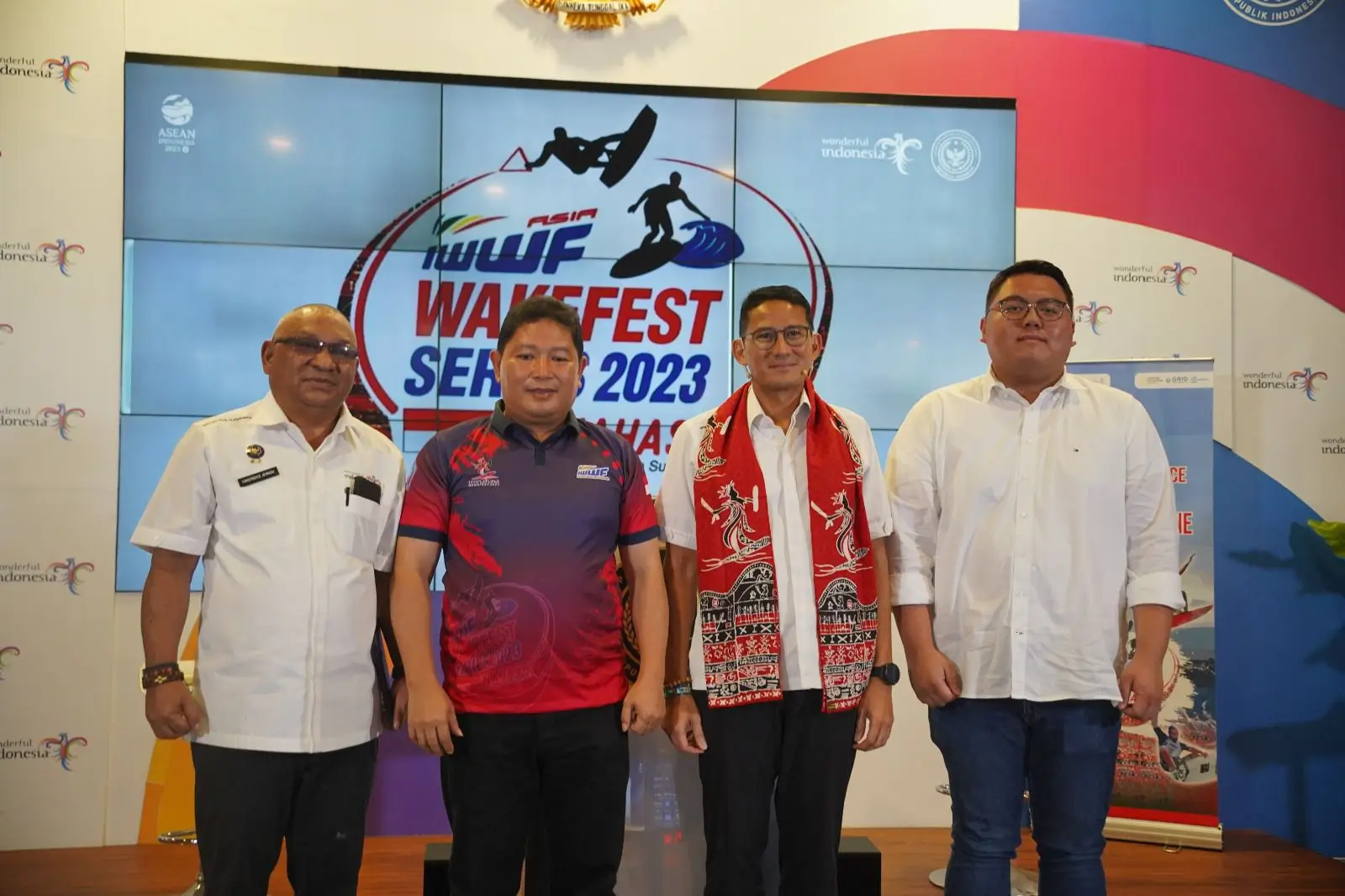 Menparekraf Sandiaga Uno (kedua dari kanan) bersama jajaran penyelenggara Minahasa Wakefest 2023 (Foto: Minahasa Wakefest)