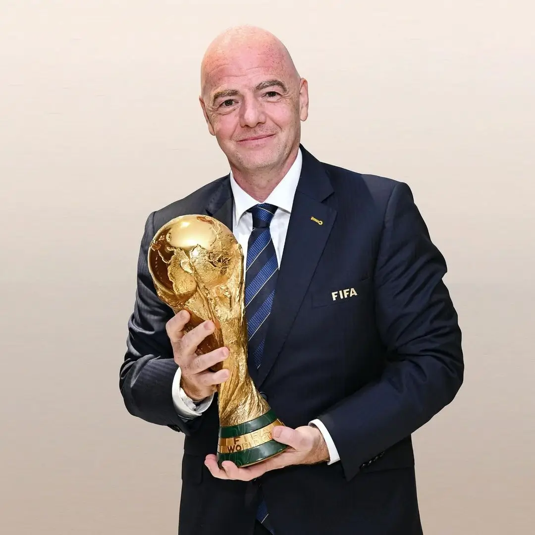 Presiden FIFA, Gianni Infantino memegang trofi Piala Dunia. (Foto: Istimewa)