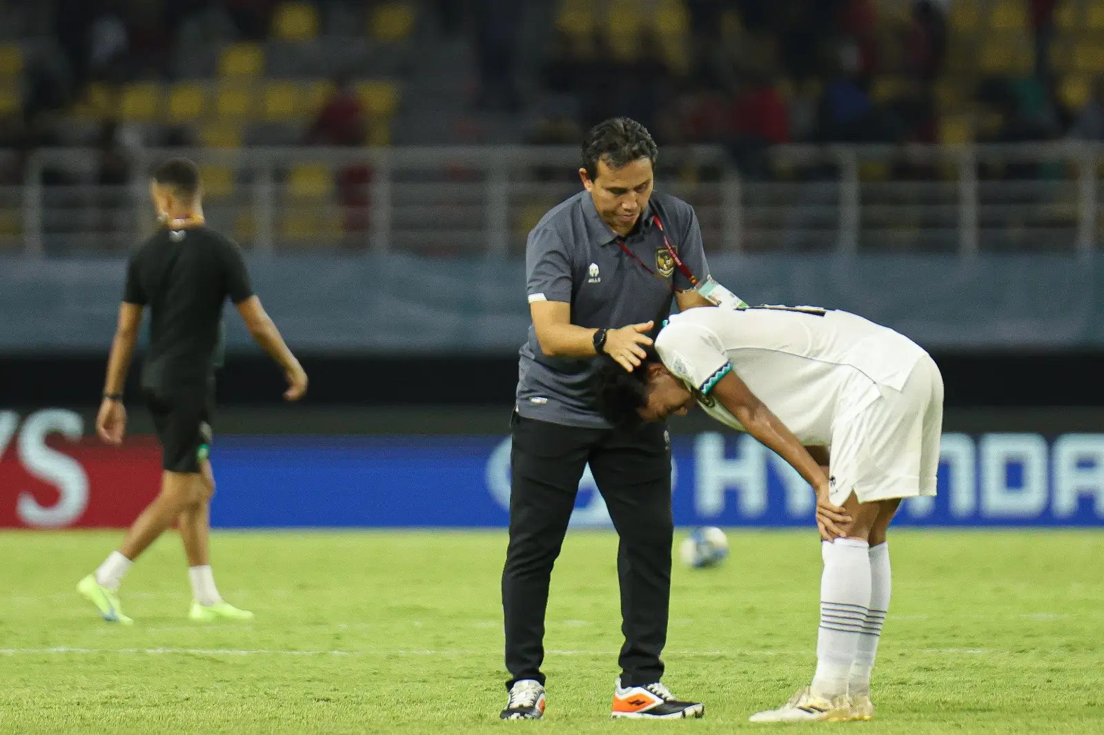 Pelatih Timnas U-17 Indonesia, Bima Sakti, coba menghibur para pemain usai kekalahan dari Maroko di Piala Dunia U-17 2023 (Foto: PSSI)