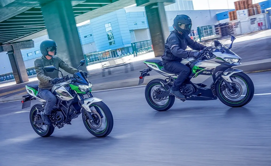 Kawasaki Z e-1 (kiri) dan Ninja e-1 (kanan). (Foto: kawasaki-motor.co.id)