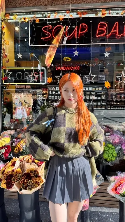 7 Inspirasi OOTD Stylish untuk Rambut Oranye ala Yunjin LE SSERAFIM