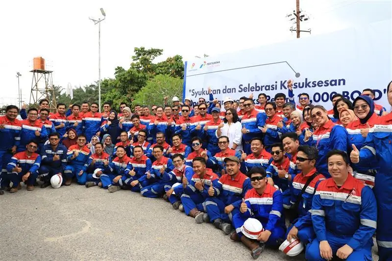 Team Pengembangan Sumur Sumatera Light Oil (SLO)--PHR WK Rokan, penggagas i-PADI berpose bersama dengan berbagai tim pendukung, dalam syukuran pencapaian lapangan Petani yang tembus 10000 BOPD. (Foto: Istimewa)