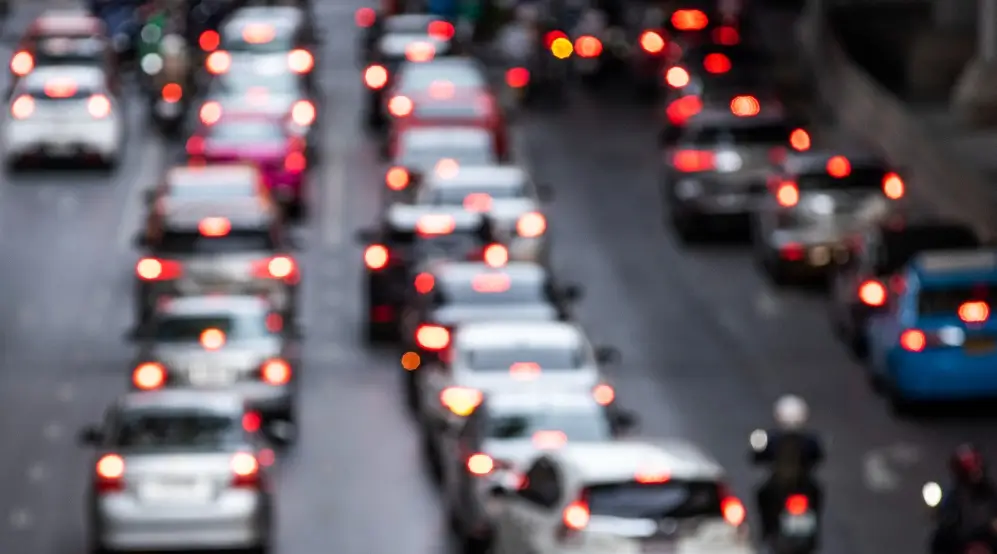 6 Tips Mengatasi Stres Saat Terjebak Macet Akibat Hujan Deras
