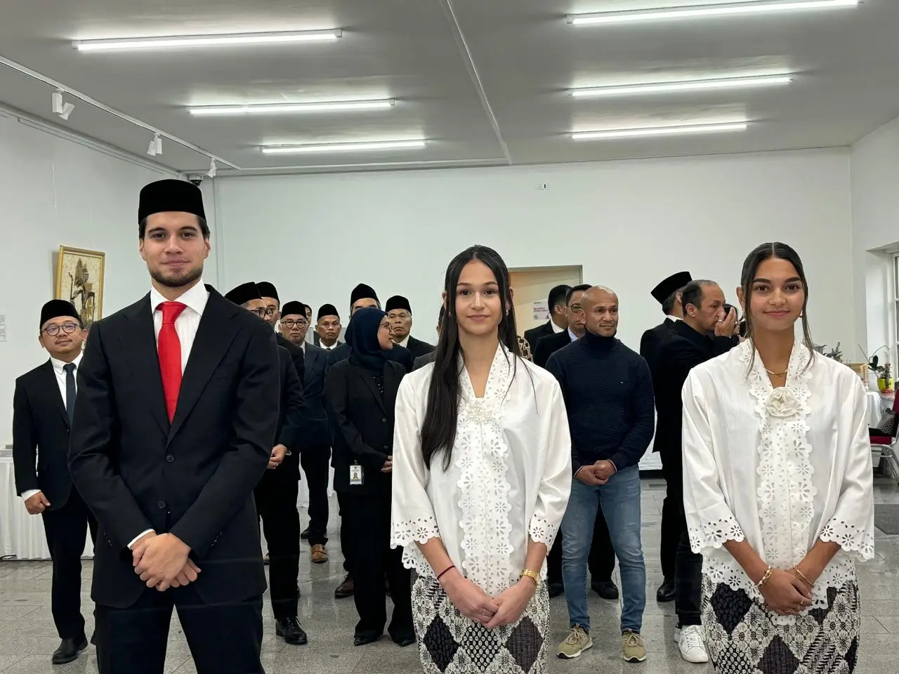 Bersama dua emain Timnas Indonesia Putri, Noa Leatomu dan Estella Loupatty menjadi dua dari tiga pemain yang resmi menjalani sumpah Warga Negara Indonesia (WNI) di KBRI Copenhagen, Denmark, Jumat (8/11/2024). Foto: Istimewa
