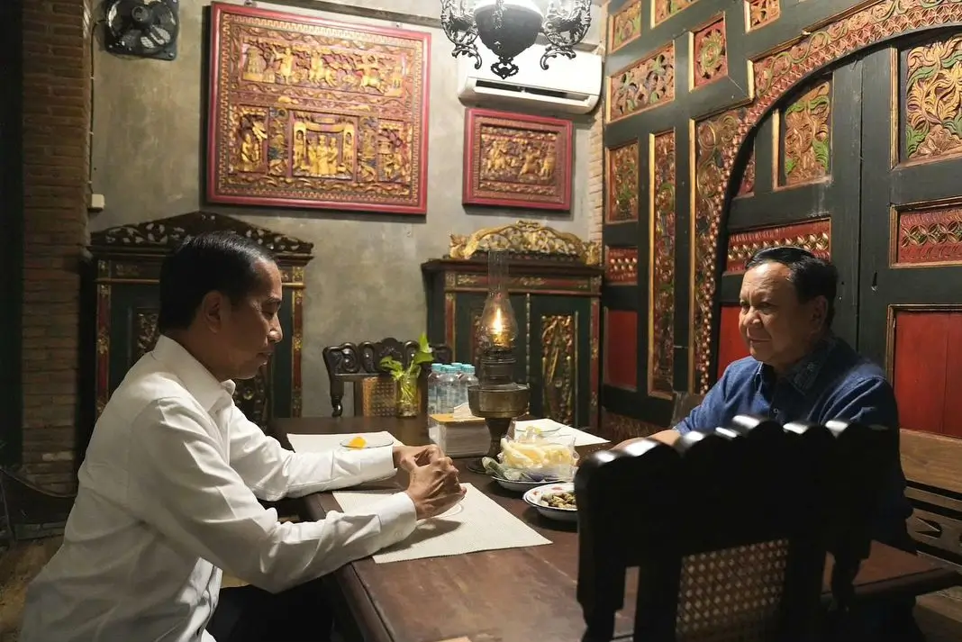 Presiden RI, Prabowo Subianto (kanan) ketika makan malam bersama Presiden Ke-7 RI, Joko Widodo (kiri) di Omah Semar, Solo, Minggu (3/11/24) malam. (Foto: Instagram/prabowo)