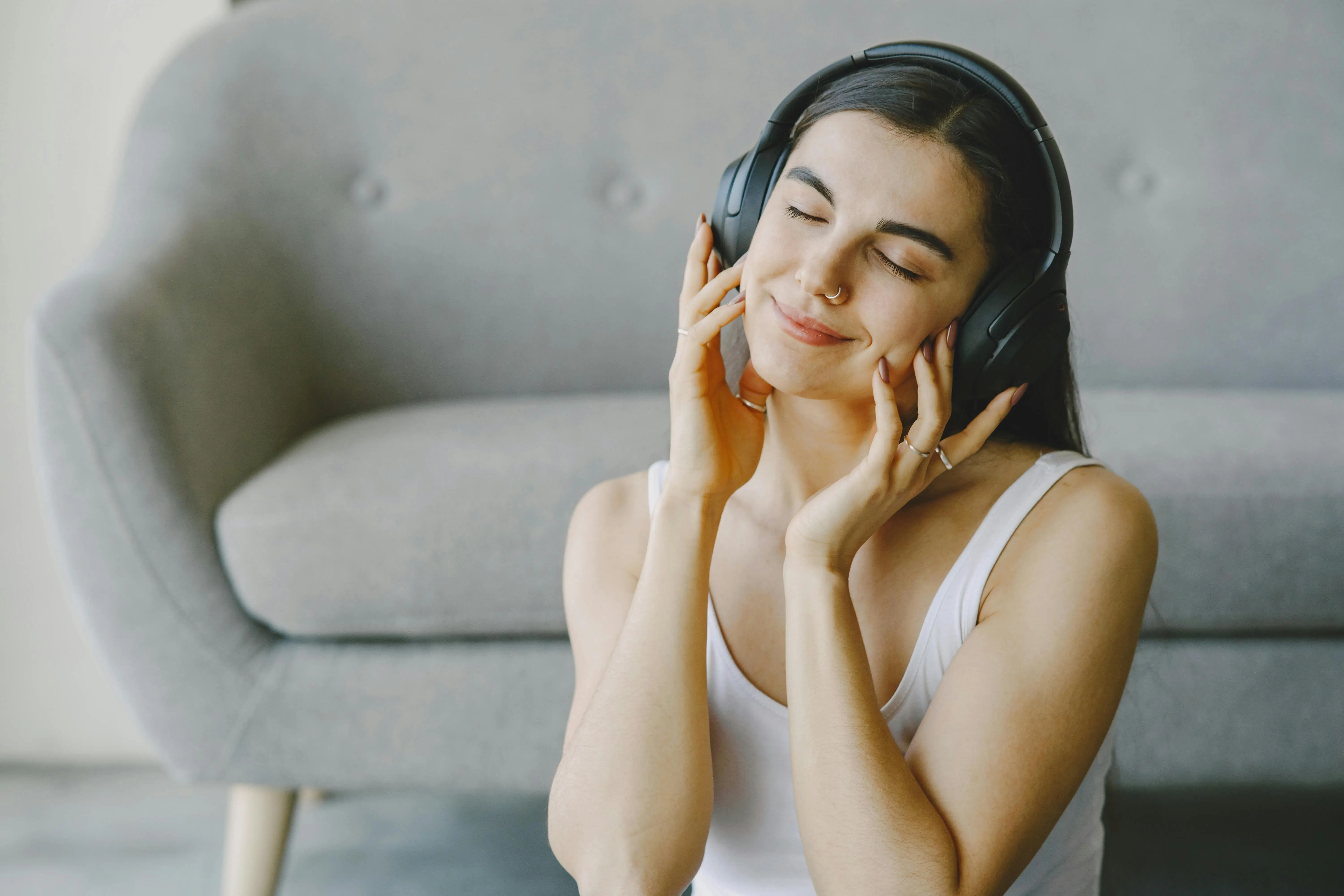 Ilustrasi mendengarkan sad girl music. (Foto: Pexels/Gustavo Fring)