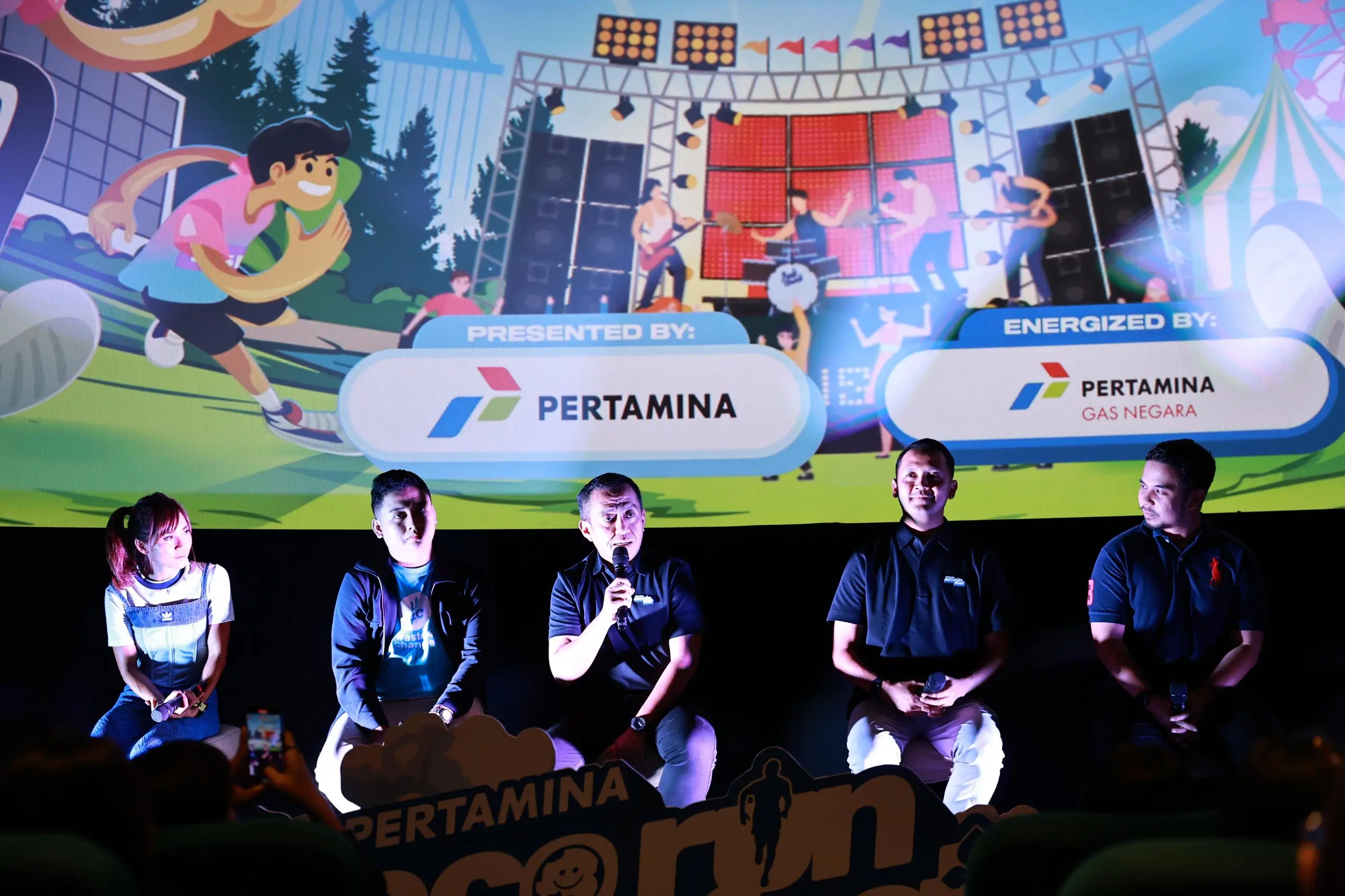 Corporate Secretary Pertamina Brahmantya S. Poerwadi bersama Vice President Corporate Communications Pertamina, Fadjar Djoko Santoso, Abi Dzar Al Ghifari selaku Senior Communications Specialist Waste4Change, Selly Tanoe selaku KOL Eco Run, dan Dhika selaku Health Expert pada Press Conference Pertamina Eco RunFest 2024 di Jakarta, Rabu, (06/11/2024)