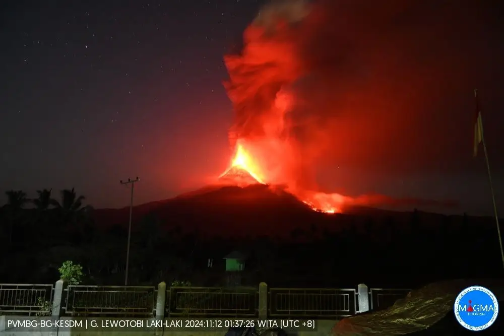 Penampakan Gunung Lewatobi Laki-Laki pada 11 November 2024 pukul 01.37 WITA. (Foto: magma.esdm.go.id)