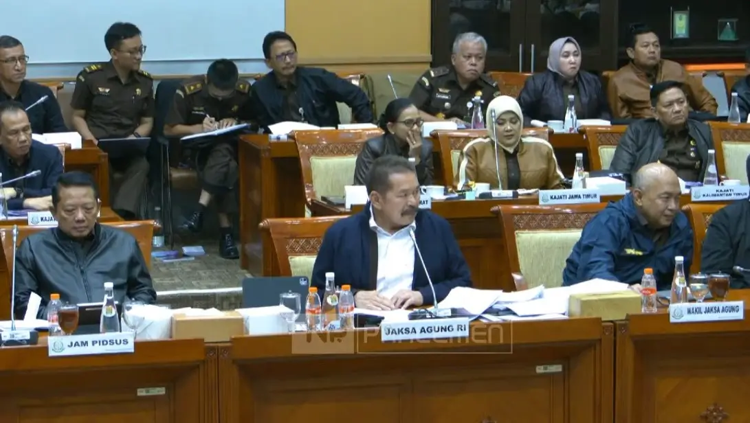 Jaksa Agung, ST Burhanuddin beserta jajaran ketika hadiri Rapat Kerja bersama Komisi III DPR RI di Jakarta, Rabu (13/11/24). (Foto: Tangkapan layar YouTube/TVR Parlemen)