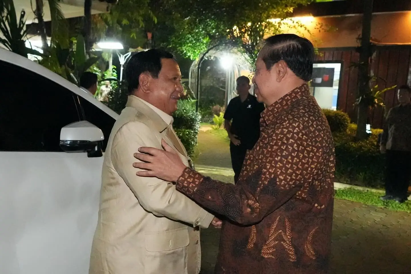 Presiden RI Prabowo Subianto (kiri) bersalaman dengan Presiden Ke-6 RI Susilo Bambang Yudhoyono (SBY). (Foto: Instagram/presidenyudhoyonoalbum)