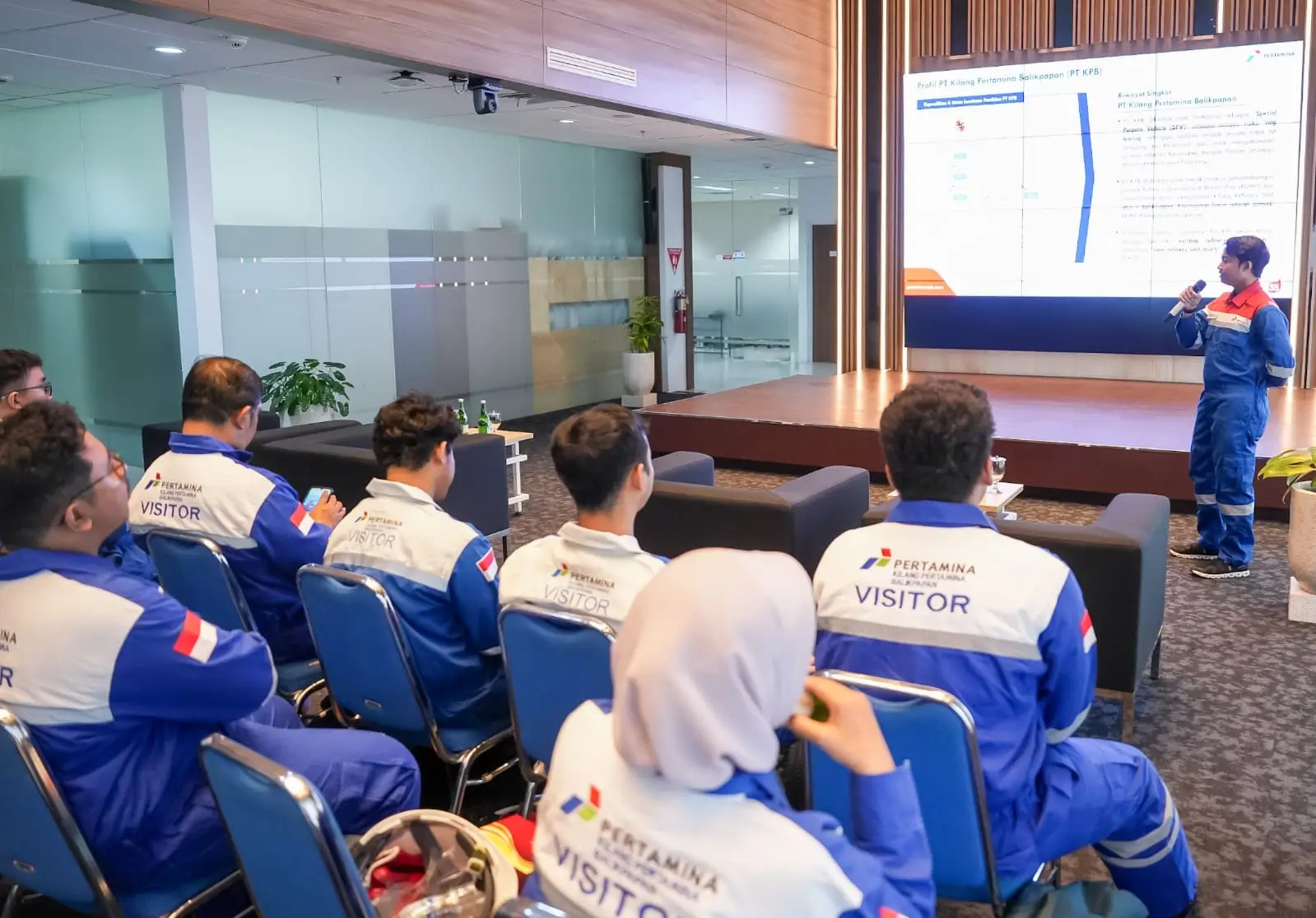 Kunjungan 10 Tim Finalis Kompetisi Esai Pertamina Goes to Campus 2024 ke Kilang Pertamina Balikpapan. Mahasiswa antusias memahami energi berkelanjutan dan produk ramah lingkungan standar Euro V yang akan menjadi keunggulan kilang ini. (Foto: Dok. Pertamina)