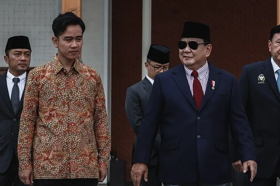 Presiden Prabowo (kanan) tugaskan Wapres Gibran Rakabuming (kiri) untuk melaksanakan tugas Presiden selama Prabowo melakukan kunjungan kerja ke luar negeri. (Foto: Instagram/presidenrepublikindonesia)