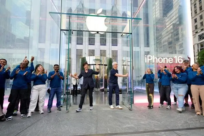 Foto: Penjualan Perdana iPhone 16 di Apple Store Fifth Avenue, New York City (dok. Apple)