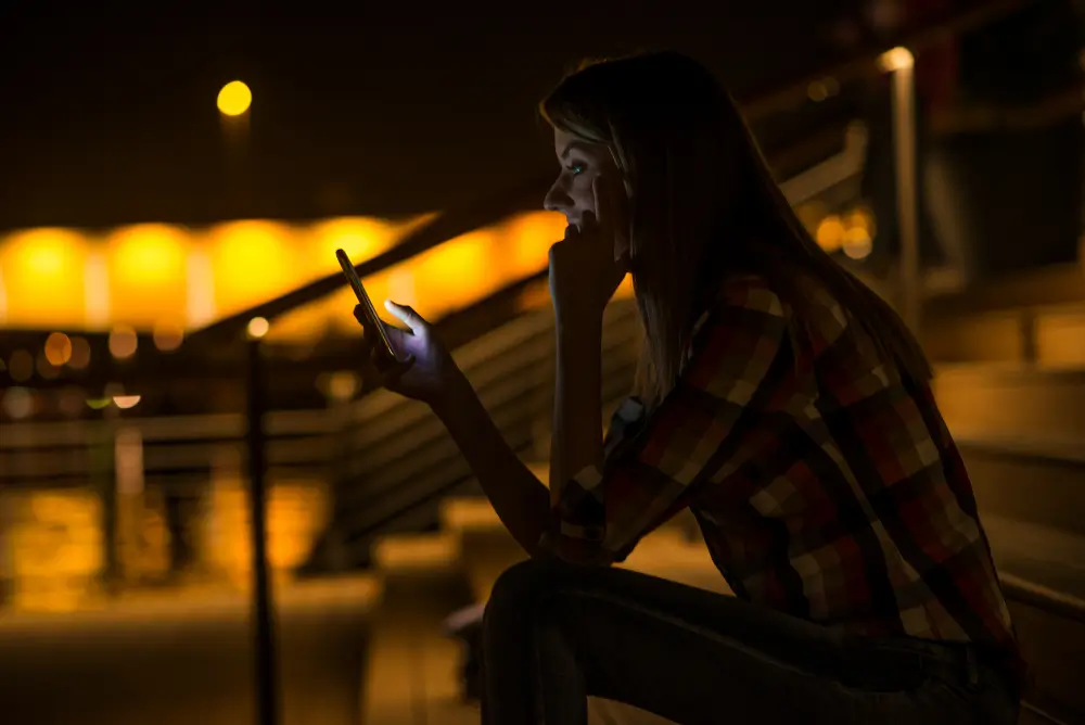 Ilustrasi perempuan yang melakukan stalking di media sosial. (Foto: Freepik/Dragana_Gordic)