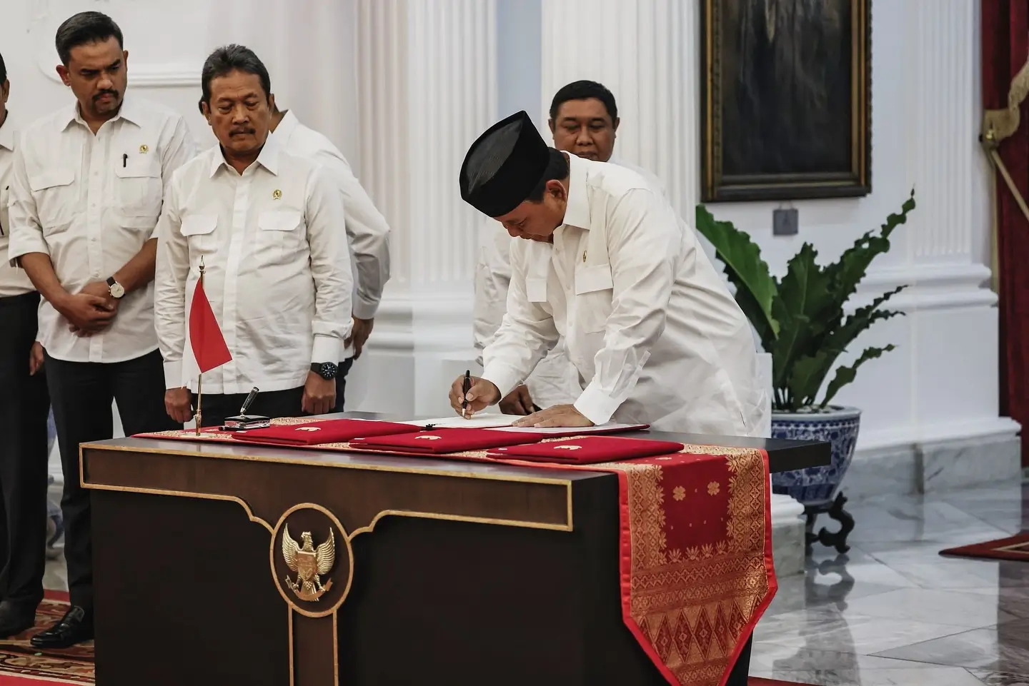 Presiden RI, Prabowo Subianto ketika menandatangani PP tentang penghapusan piutang macet UMKM di Istana Kepresidenan, Jakarta, Selasa (5/11/24) sore. (Foto: Instagram/presidenrepublikindonesia)