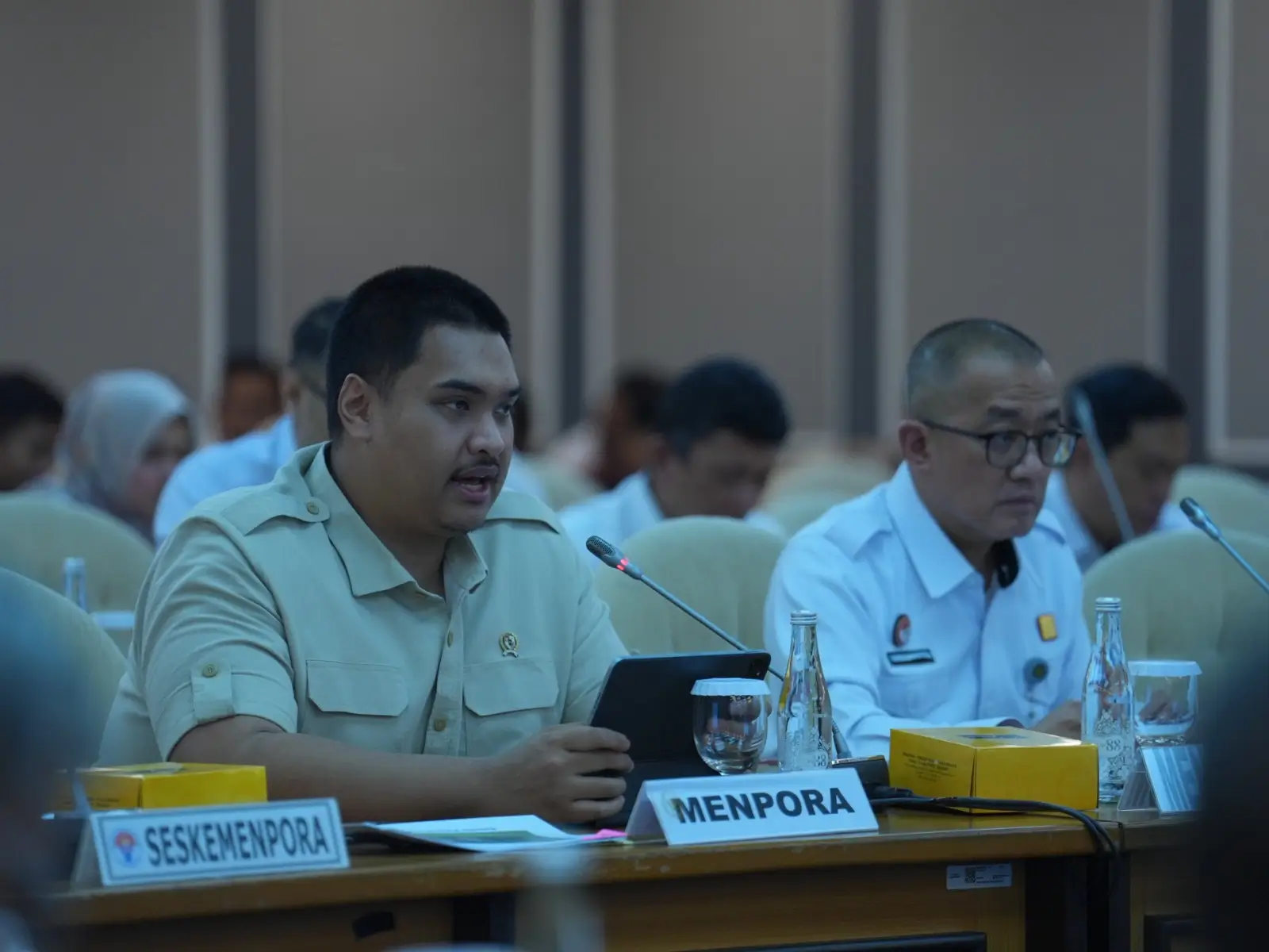 Menpora Dito Ariotedjo rapat kerja dengan Komisi VIII DPR RI membahas naturalisasi Kevin Diks untuk Timnas Indonesia. Foto: Istimewa