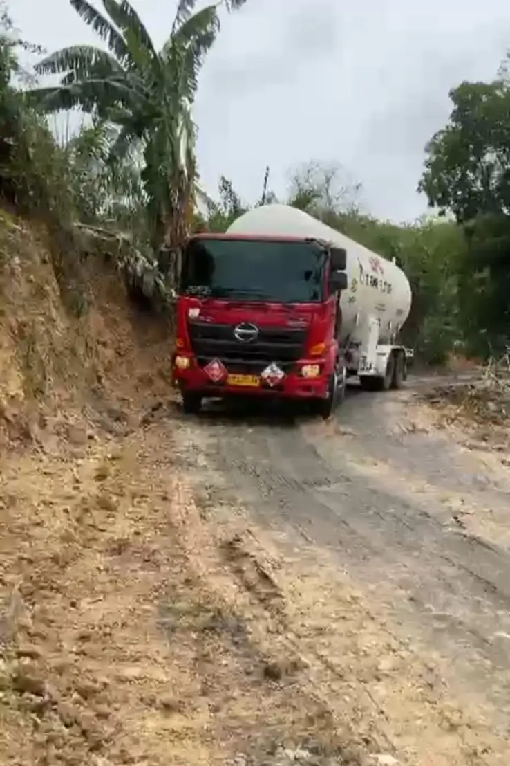 Dukung Terbukanya Akses Jalan  Pertamina Pasok Bahan Bakar untuk Operasional Alat Berat Penanggulangan Bencana Sumatra