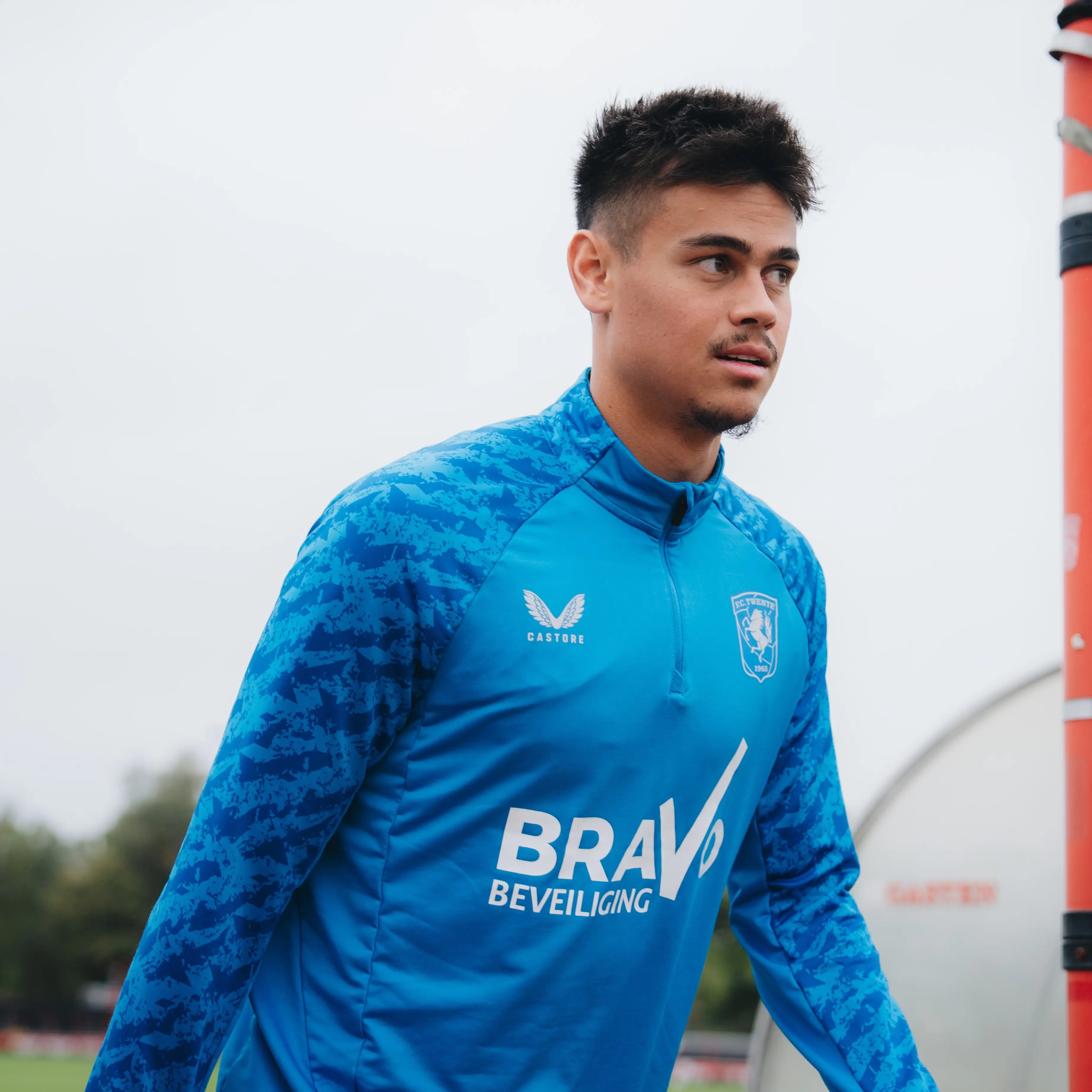 Mees Hilgers dipastikan menepi panjang setelah mengalami cedera ligamen lutut saat latihan. (Foto: Instagram FC Twente)