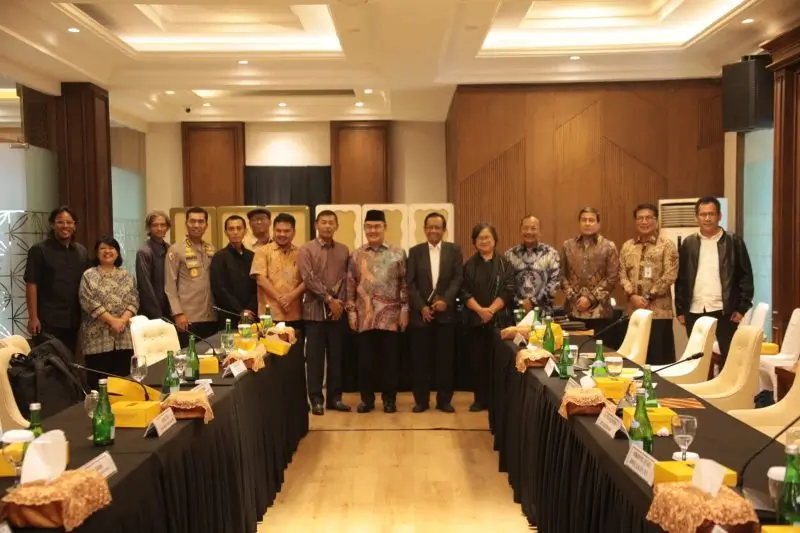 Foto bersama Komisi Percepatan Reformasi Polri bersama sejumlah organisasi masyarakat usai menggelar audiensi di STIK-PTIK Polri, Jakarta, Selasa (18/11/25). (Foto: ANTARA/HO-Divisi Humas Polri)