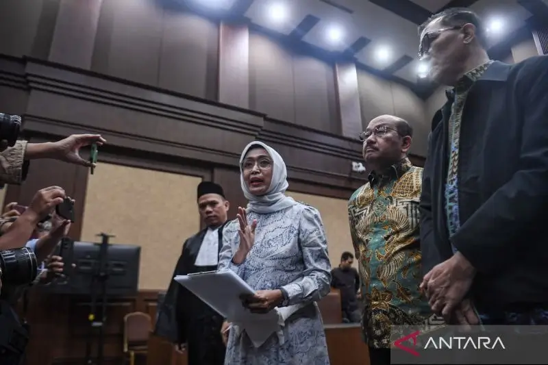 Eks Dirut ASDP Indonesia Ferry, Ira Puspadewi usai menjalani sidang pembacaan vonis di Pengadilan Tipikor, Jakarta pada Kamis (20/11/25). (Foto: ANTARA FOTO/MUHAMMAD ADIMAJA)