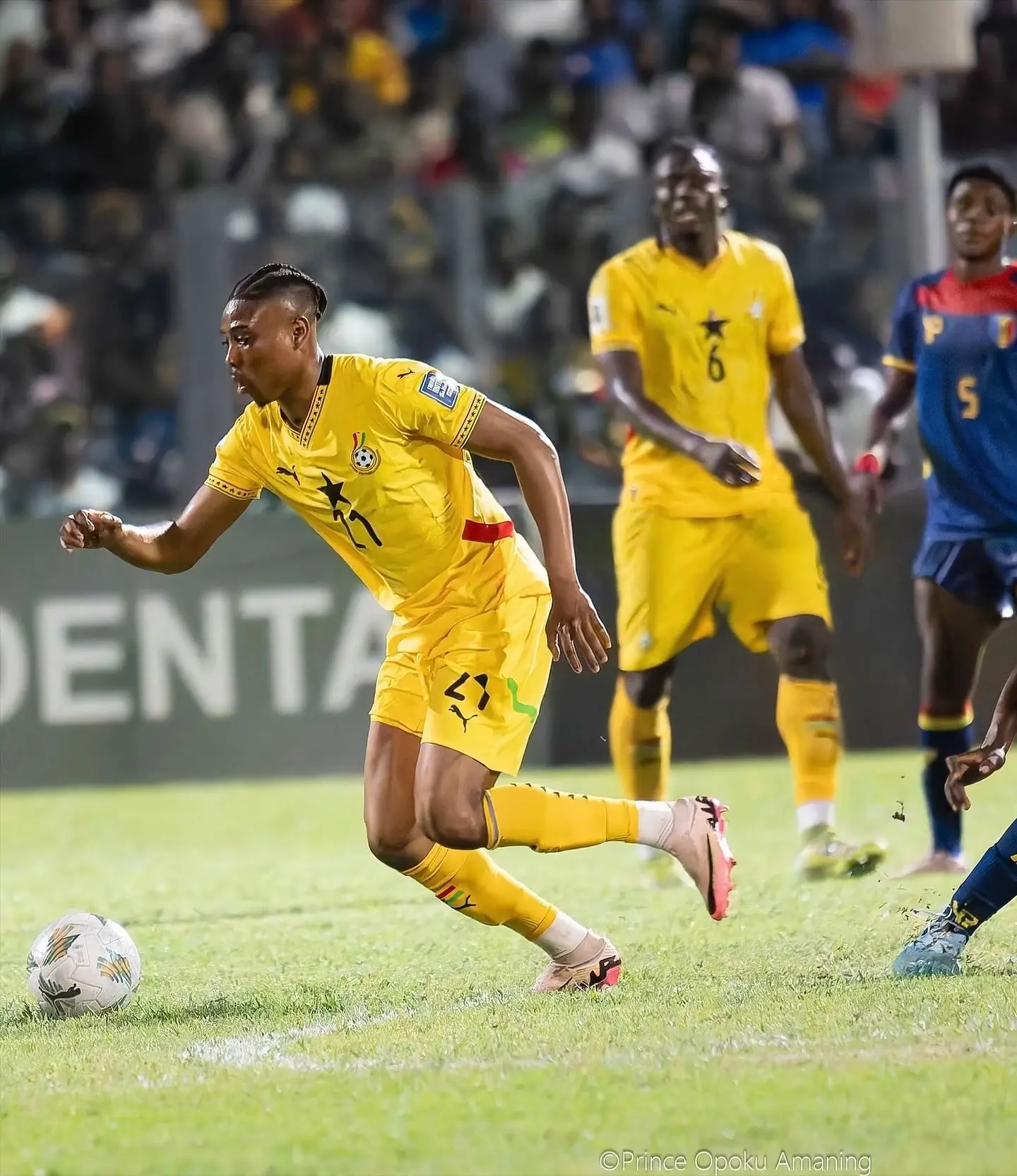Gelandang Timnas Ghana, Abu Francis, mengalami cedera mengerikan. Foto tangkapan layar The Sun dari Getty Images.