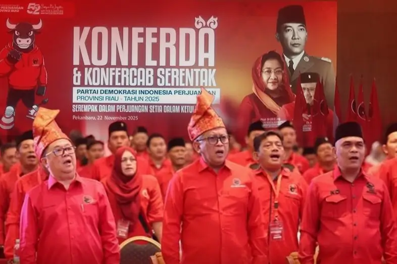 Sekretaris Jenderal (Sekjen) PDIP, Hasto Kristiyanto (tengah) ketika menghadiri Konferda & Konfercab Serentak PDIP di Provinsi Riau, Sabtu (22/11/25). (Foto: Instagram/pdiperjuangan)