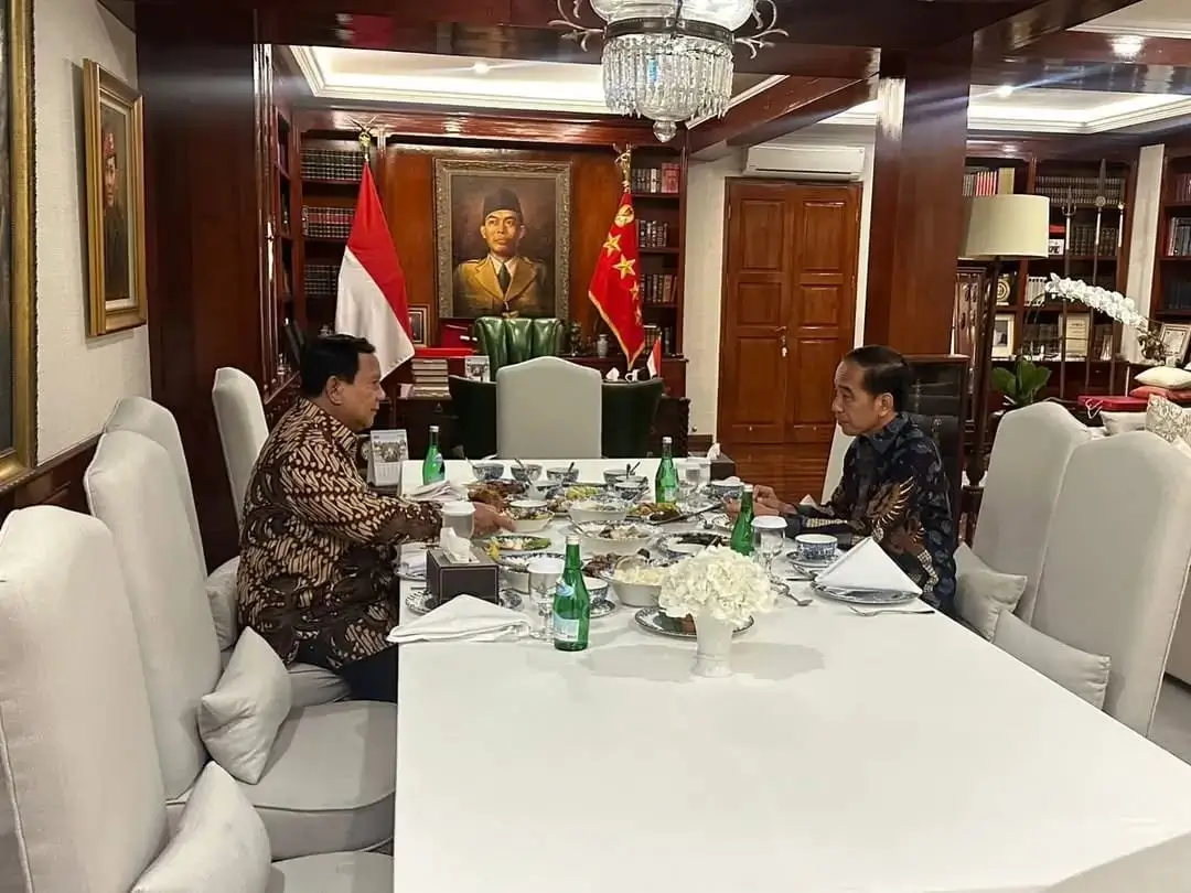 Pertemuan Presiden RI, Prabowo Subianto (kiri) dengan Presiden Ke-7 RI, Joko Widodo di Kertanegara, Jakarta, pada Jumat (6/12/24). (Foto: Instagram/prabowo)