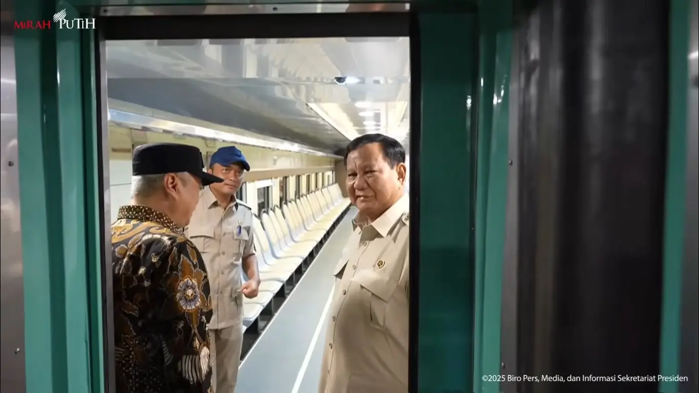 Presiden RI, Prabowo Subianto ketika meninjau langsung gerbong khusus petani dan pedagang di Stasiun Manggarai, Jakarta, Selasa (04/11/25). (Foto: Tangkapan layar YouTube/Sekretariat Presiden)