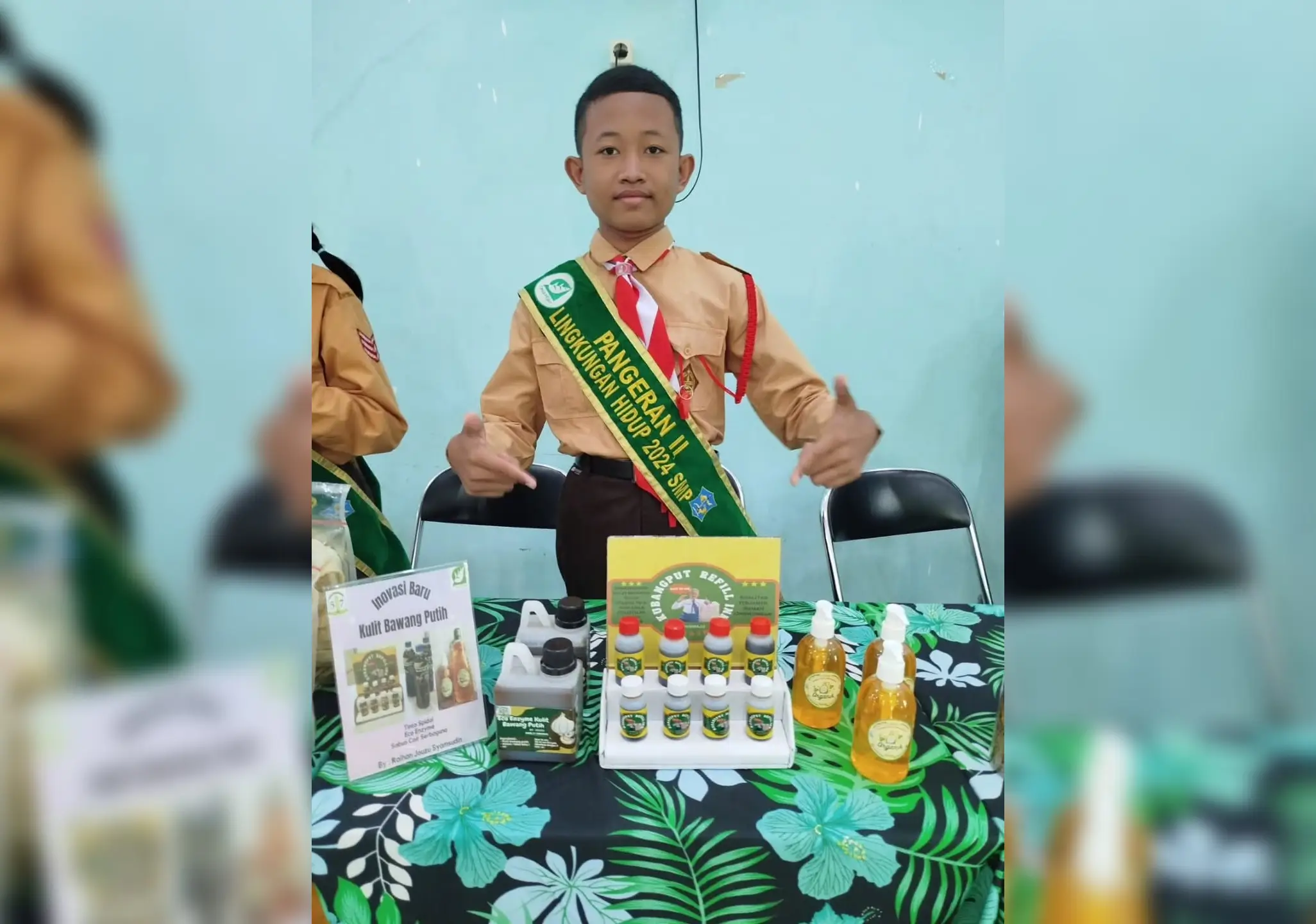 Raihan Jouzu Syamsudin dengan produk hasil olahan kulit bawang putih inovasinya. (Foto: Instagram/raihanjouzu_)
