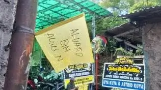 Situasi di rumah duka Alvaro Kiano Nugroho (6) yang dibunuh ayah tirinya, Alex Iskandar di Pesanggrahan, Jakarta Selatan, Senin (24/11). Foto: Antara/Luthfia Miranda Putri