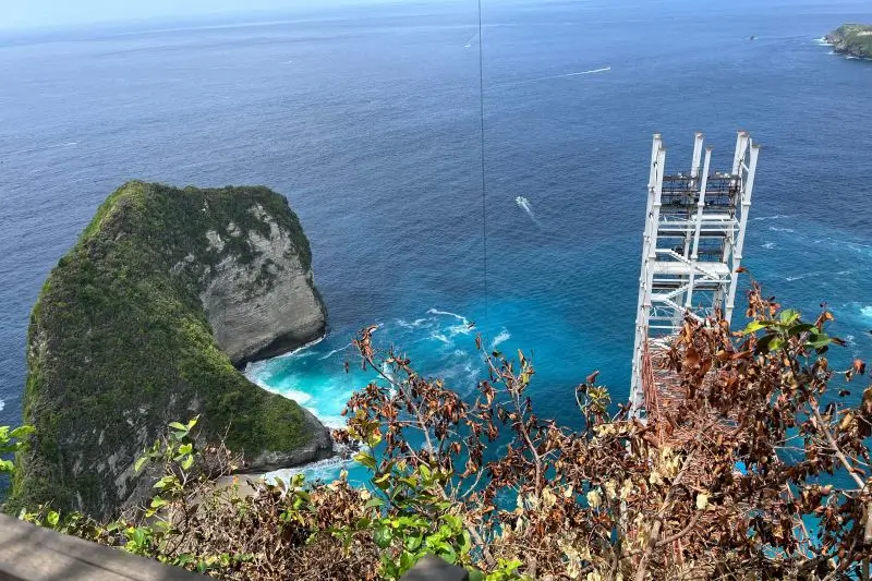 Proyel lift kaca di Pantai Kelingking, Nusa Penida dihentikan sementar. (Foto: ANTARA/Ni Putu Putri Muliantari)