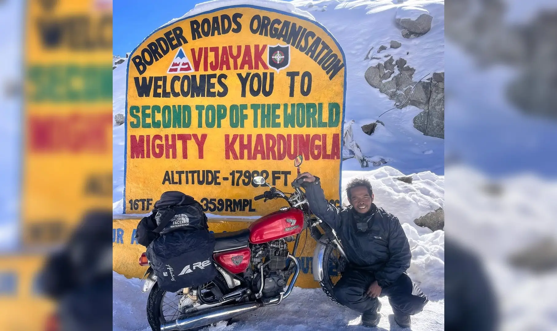 Priyo Handoko di depan stone marker atua monumen penanda jalan Khardung La. (Foto: Instagram/potokutoiki)