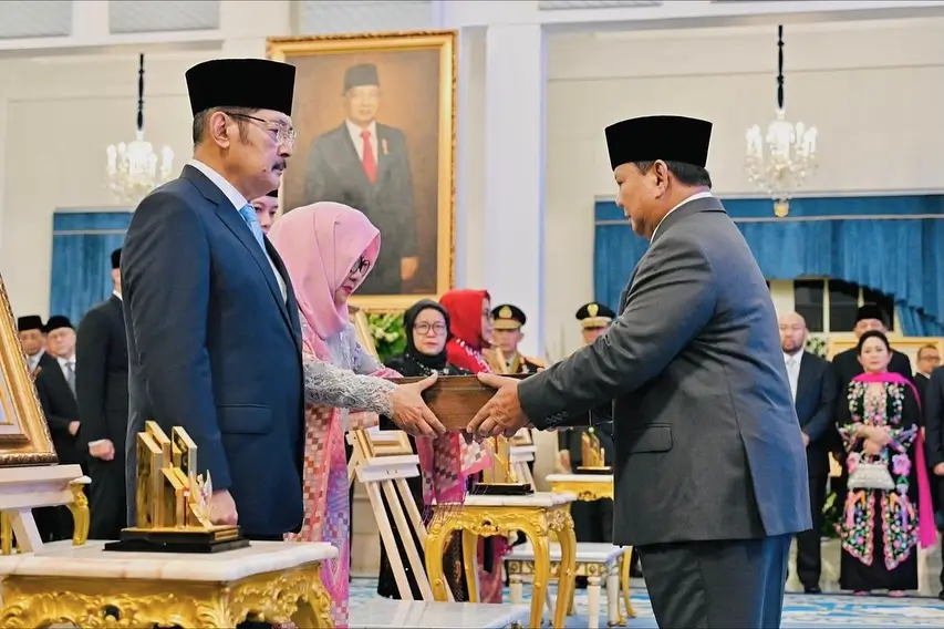 Presiden RI, Prabowo Subianto (kanan) memberikan gelar Pahlawan Nasional kepada 10 tokoh bangsa di Istana Negara, Jakarta pada Senin (10/11/25). (Foto: Instagram/presidenrepublikindonesia)