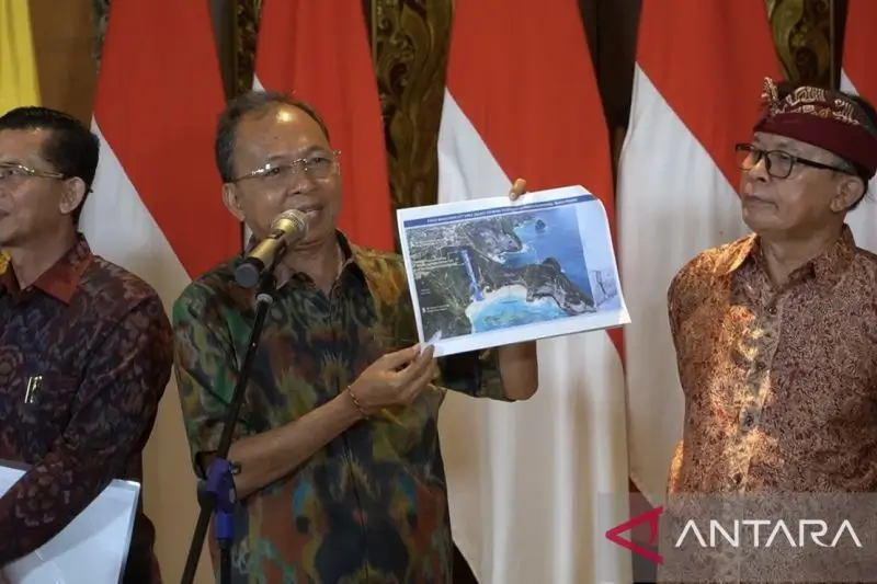 Foto: Gubernur Bali Wayan Koster memerintahkan investor hentikan pembangunan lift kaca di tebing Pantai Kelingking, Denpasar, Minggu 23/11/2025. (ANTARA/Ni Putu Putri Muliantari)