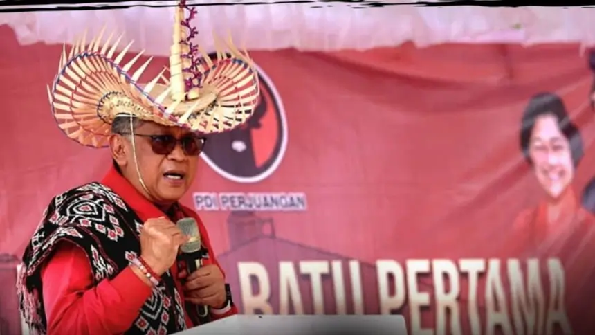 Sekjen PDIP, Hasto Kristiyanto ketika menyampaikan sambutannya dalam acara Peletakan Batu Pertama Pembangunan Kantor Sekretariat DPC PDIP Kabupaten Rote Ndao, NTT pada Kamis (06/11/25). (Foto: Instagram/pdiperjuangan)