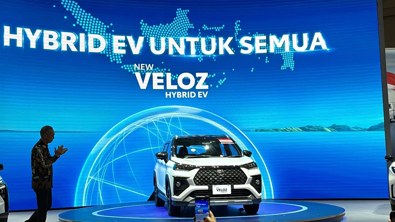 Toyota Veloz Hybrid EV Resmi Debut Dunia di GJAW 2025  Harga Mulai Rp299 Juta 