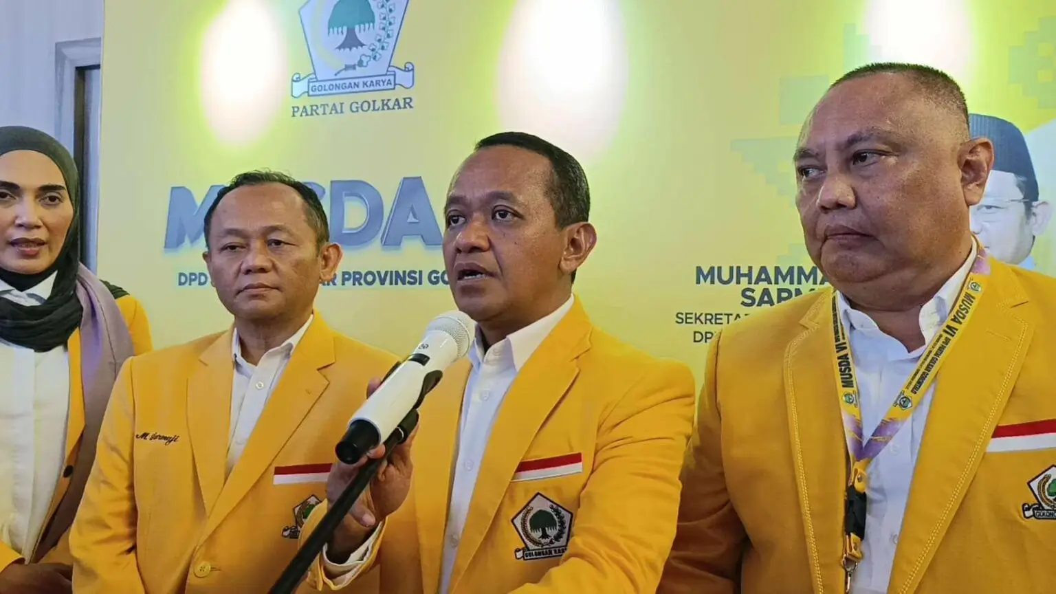 Ketua Umum Golkar sekaligus Menteri ESDM, Bahlil Lahadalia (tengah). Foto: dok. golkarpedia.