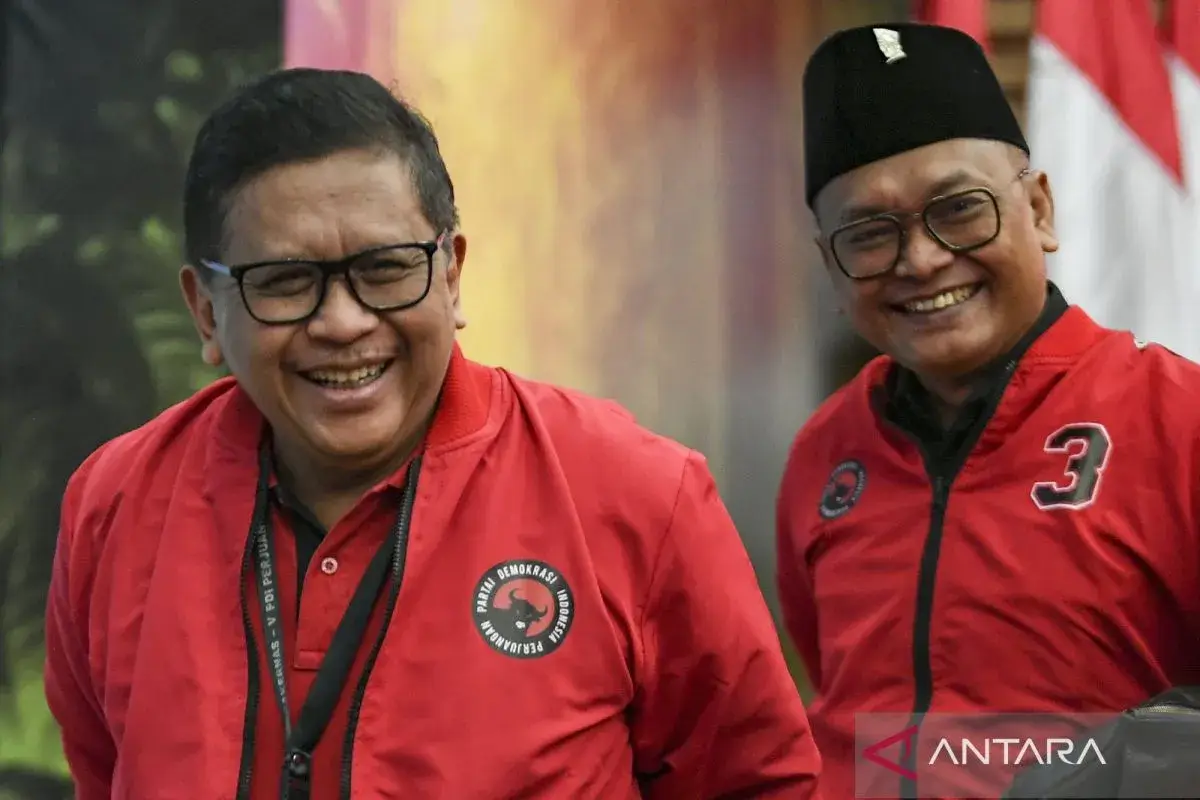 Politikus PDIP, Hasto Kristiyanto (kiri) dan Guntur Romli (kanan). (Foto: ANTARA FOTO/Hafidz Mubarak A/wpa)