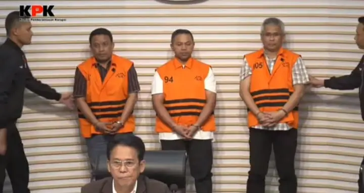 Gubernur Riau Abdul Wahid (tengah) saat ditampilkan saat konfrensi pers terkait pengumuman tersangka dugaan kasus pemerasan dan suap di Pemprov Riau. Foto: tangkapan layar Youtube KPK RI.