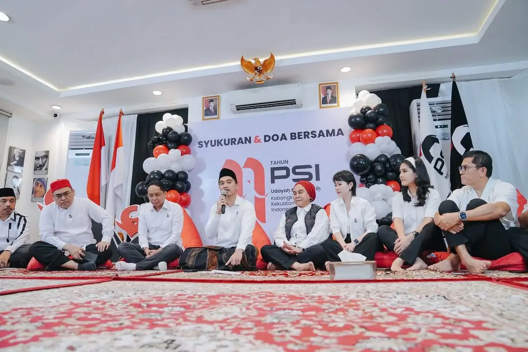 Ketua Umum PSI, Kaesang Pangarep (tengah) menyampaikan sambutannya dalam acara Syukutan dan Doa Bersama 11 Tahun PSI di Kantor DPP PSI, Jakarta, Minggu (16/11/25). (Foto: Instagram/ketumpsi)