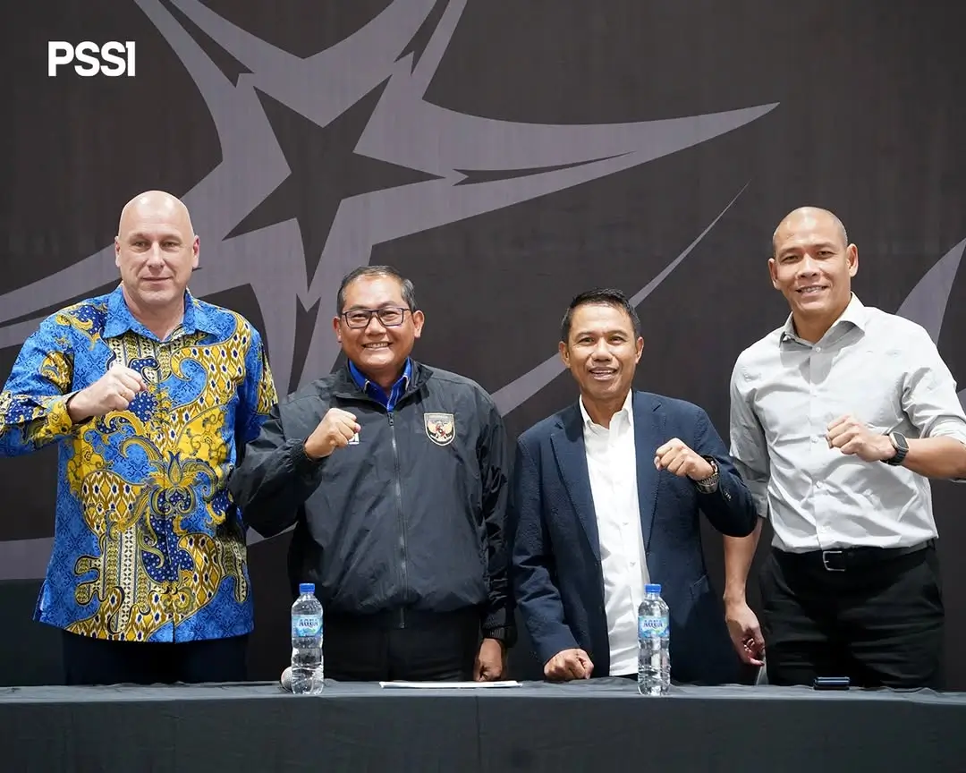 Ketua Badan Tim Nasional (BTN) Sumardji mengumumkan pengangkatan Nova Arianto sebagai pelatih Timnas Indonesia U-20. Foto Instagram PSSI.