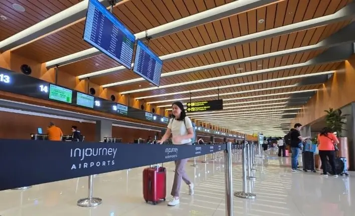 Sejumlah penumpang beraktivitas di area Terminal Bandara Internasional Soekarno-Hatta, Tangerang, Banten. (Foto: ANTARA/HO-Bandara Soetta)