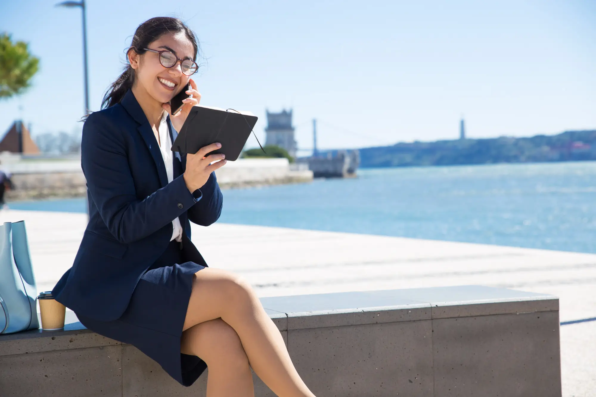 Ilustrasi pekerja yang melakukan perjalanan bisnis. (Foto: Freepik/katemangostar)