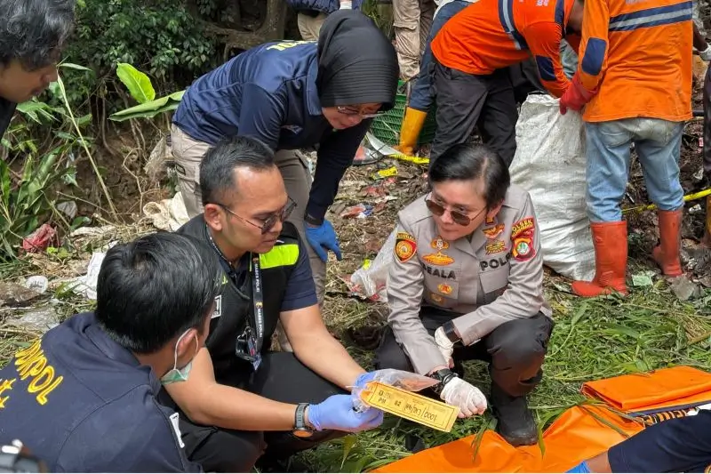 Kepolisian melakukan olah tempat kejadian perkara (TKP) korban penculikan dan pembunuhan, Alvaro Kiano Nugroho (6) di lokasi kejadian tepatnya Jembatan Cilalay, Tenjo, Kabupaten Bogor, Jawa Barat, Rabu (26/11/2025). (Foto: ANTARA/HO-Polsek Pesanggrahan)