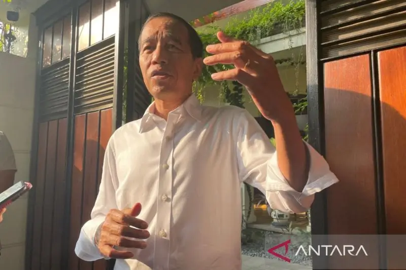Presiden ke-7 RI, Joko Widodo ketika ditemui awak media di depan kediaman pribadinya di Solo, Jawa Tengah, Rabu (06/11/24). (Foto: ANTARA/Aris Wasita)