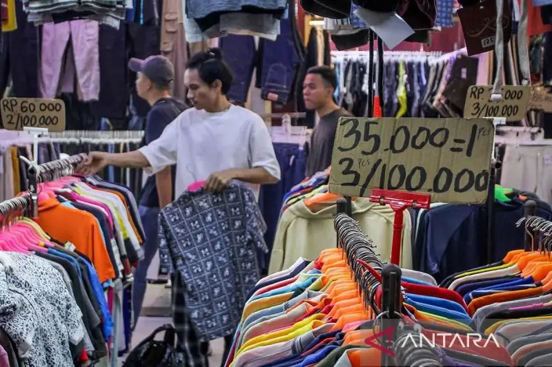 Foto: Seorang calon pembeli melihat pakaian bekas yang dijual di Pasar Senen Jakarta (ANTARA PHOTO/Naufal Khoirulloh/nym/am)