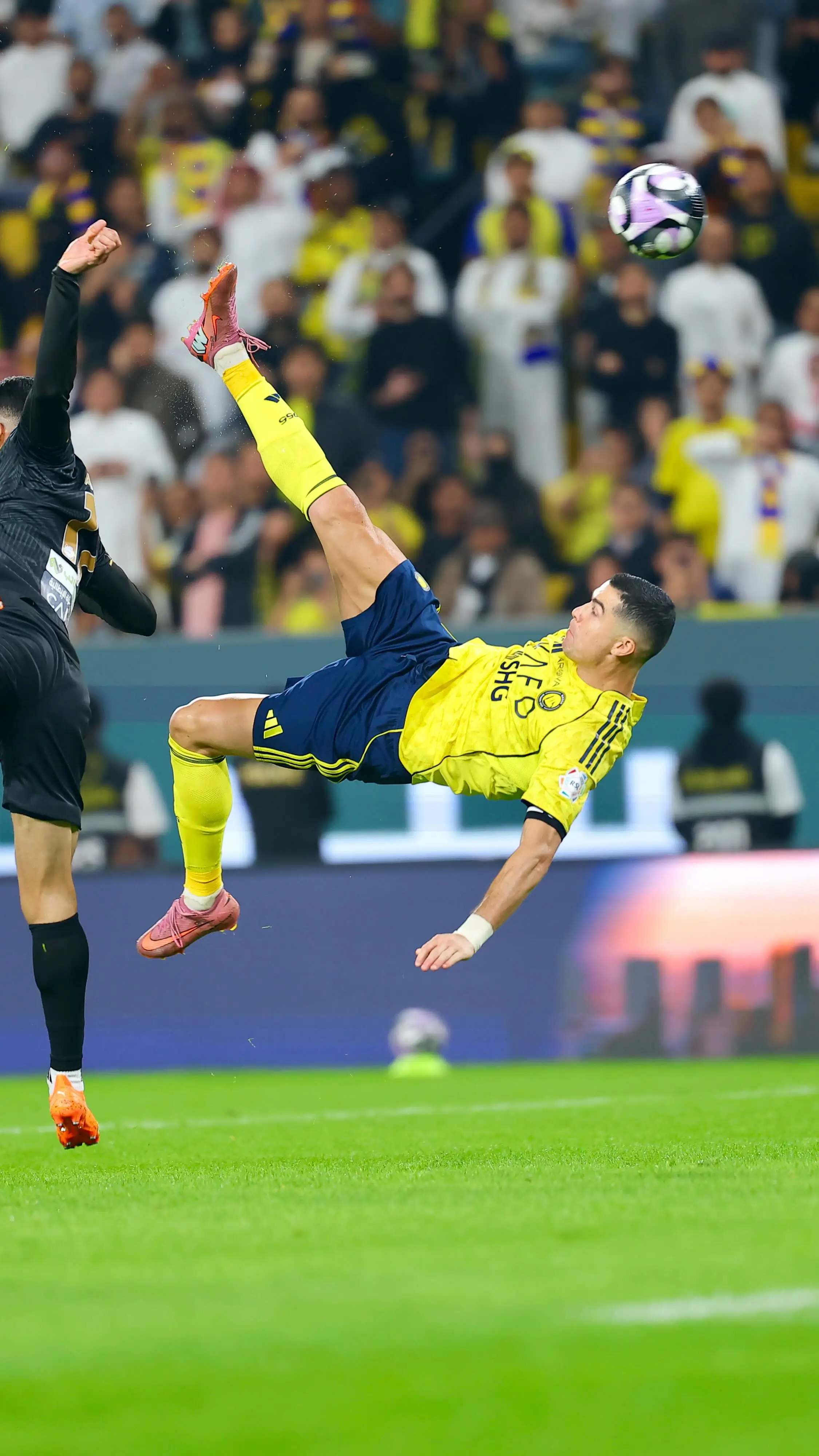 Cristiano Ronaldo mencetak gol salto spektakuler saat Al-Nassr menang 4-1 atas Al-Khaleej dalam Liga Pro Saudi pada Minggu, 23 November 2025. (Foto: Instagram Cristiano Ronaldo)