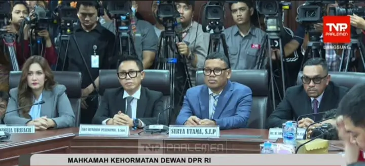 Dari kanan: Ahmad Sahroni, Uya Kuya, Eko Patrio, dan Nafa Urbach saat mengikuti sidang putusan MKD DPR. Foto: tangkapan layar TV Parlemen.